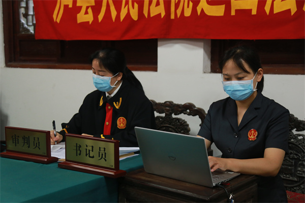 图为巡回审判现场 (1).JPG 图为巡回审判现场 (1).JPG