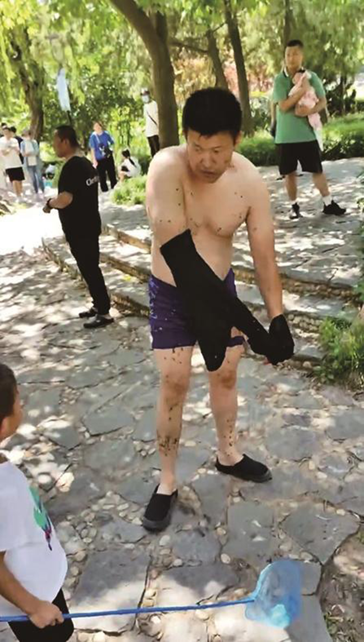 男子将大娘救出后,没留下姓名就离开了。