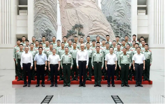 张军看望慰问驻最高法复员退伍武警战士2