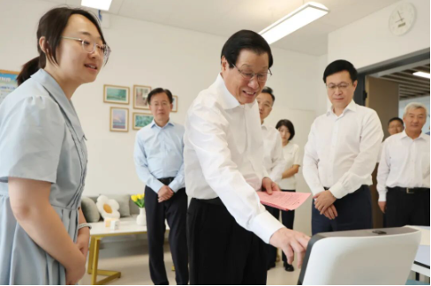 应勇在北京四中调研并与教师代表座谈1