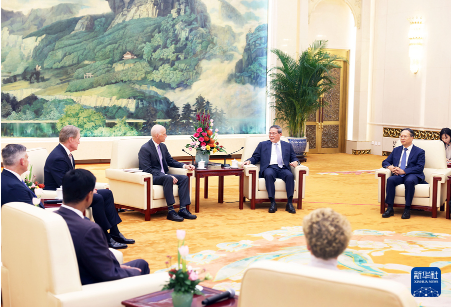 李强会见美国国会众议员代表团