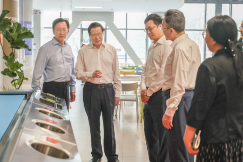 应勇在北京四中调研并与教师代表座谈2