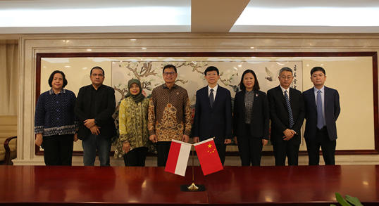 李利会见印尼食品药品管理局局长塔鲁那·伊...