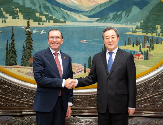 丁薛祥会见挪威外交大臣艾德