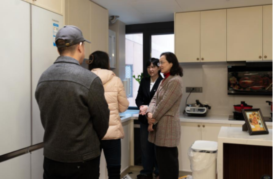 龙宁调研“老房子”改“好房子”工作